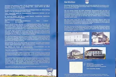 Links die allgemeine Tafel mit Erläuterungen zur Herschberger Geschichte, rechts die Muster-Tafel für das Schulhaus im Wandel de