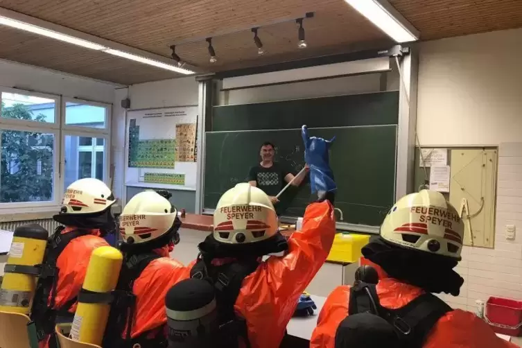 Wer wei&szlig; es: Die Speyerer Feuerwehr beim spontanten Chemieunterricht in der Burgfeldschule.  Foto: Feuerwehr/frei
