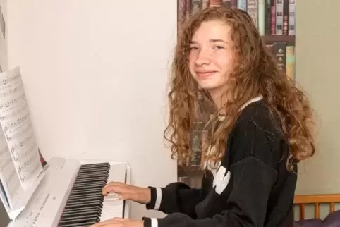 Klavier spielen ist eines der Hobbys von Victoria Scheuermann, ihre Leidenschaft ist das Theater. Foto: van