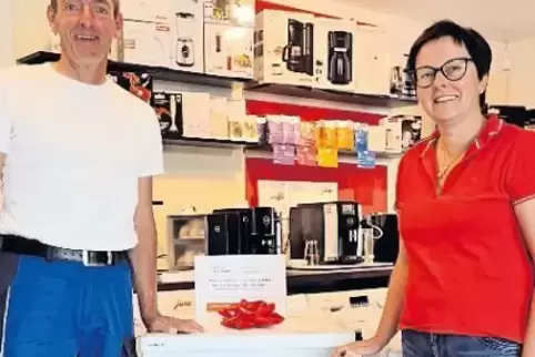 Tausche alt gegen neu: Matthias und Dunja Brügging zeigen in ihrem Geschäft in Carlsberg den Gewinn.