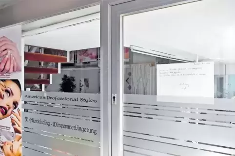 „Hier hat um 8.10 bis 8.25 Uhr eine polizeiliche Durchsuchung stattgefunden.“ Kunden, die gestern Nachmittag bei dem Pirmasenser