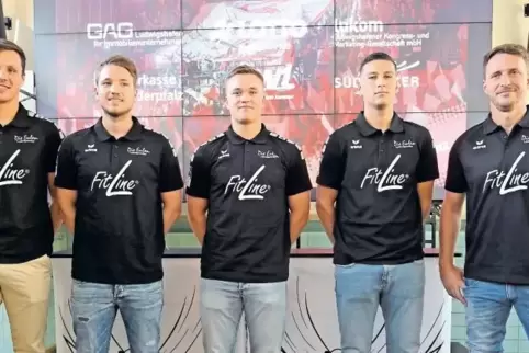 Trainer Ben Matschke (rechts) mit den vier neuen Eulen (von links): Jannek Klein, Dominik Mappes, Max Neuhaus und Martin Tomovsk