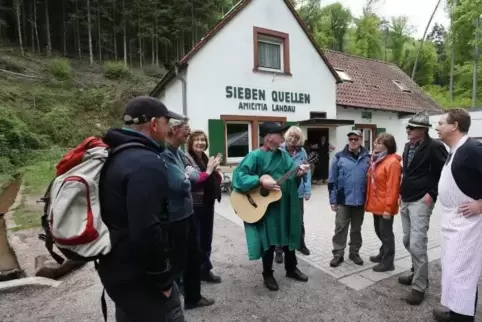 Die PWV-Ortsgruppe Amicitia Landau ging aus dem Musik- und Wanderclub hervor. Wegewart Bernhard Kästle, hier mit der Gitarre, mö