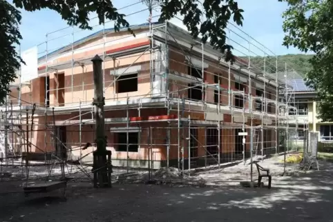 Bis nach den Sommerferien sollen im Neubau Fenster und Türen eingebaut sein. Foto: van
