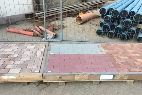 Rot und grau sind gesetzt. Ob es zusätzlich Sandsteinmix, Muschelkalkmix oder Weinlaub werden soll, wird der Rat im August entsc