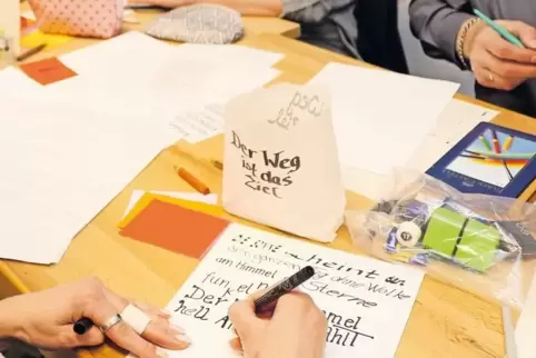 Die Kunst des schönen Schreibens kann man in Volkshochschulkursen lernen.