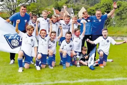 So jubelte die FKP-E-Jugend nach dem Kreispokalsieg: (stehend von links) Co-Trainer Patric Wingert, Alexander Hosseus, Luca Fran