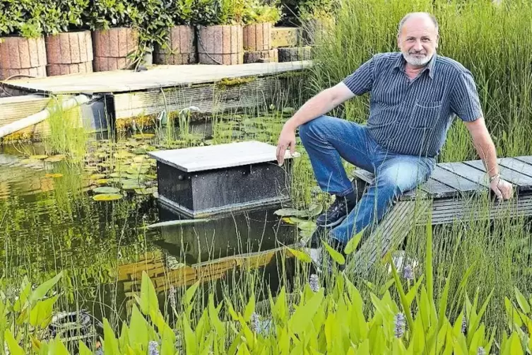 Mehr Zeit will Holger Weirich in Zukunft haben – für seinen rund 100.000 Liter fassenden Gartenteich ebenso wie für seine Famili