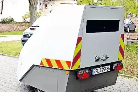 Fünf davon gibt es in der Pfalz: Anhänger-Blitzer der Polizei.