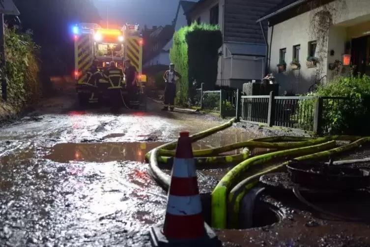Die Feuerwehr pumpt Keller in Trier leer.  Foto: Harald Tittel/DPA