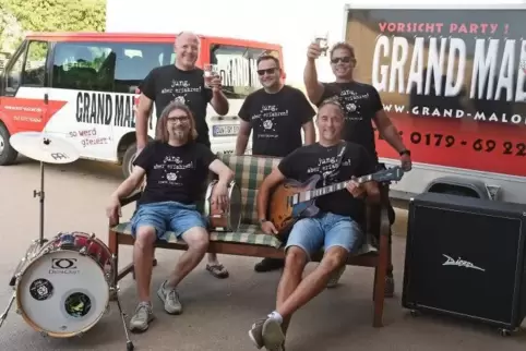 Zum Wohl! Fünf von sieben Malörs sind zum Geburtstagsplausch gekommen. Hinten von links: Kai Sauer, Michael Elsässer und Bernd B