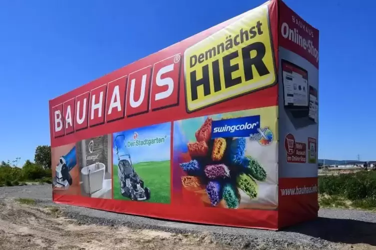 Nicht zu übersehen: die Werbung für den geplanten Bauhaus-Fachmarkt im Haßlocher Gewerbegebiet Nord.   Foto: mehn