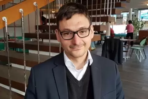Fabian Burstein in seinem „Wohnzimmer“: das Hausboot im Kulturzentrum Das Haus. Foto: ier