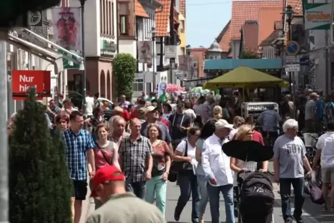 Gehandelt wird bei den heutigen Märkten am verkaufsoffenen Sonntag. Ansonsten bestimmen Unterhaltung und Genuss die Szenerie.  F