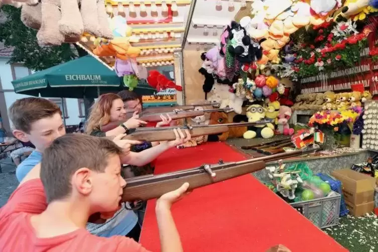Rummelplatzatmosph&auml;re beim Kandeler Maimarkt. Foto: Iversen