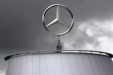 Dunkle Wolken über der Stuttgarter Daimler-Zentrale.  Foto: dpa
