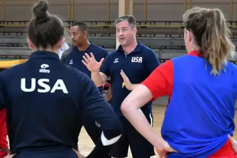 Trainer Christian Latulippe und das US-Nationalteam trainieren nicht nur in der Pfalzhalle. Sie verpflegen sich dort auch selbst
