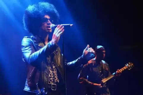 Lässig und mit Afro-Mähne: José James Foto: Peter Bastian