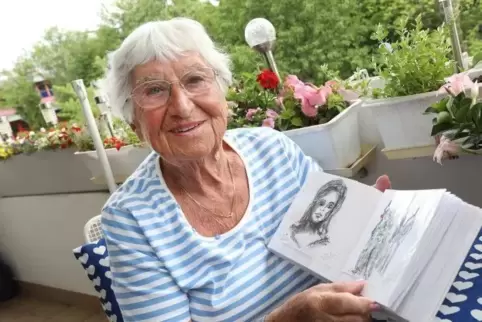 Gretel Menzel zeichnet immer noch gerne. Für die Ausbildung als Kostümbildnerin war das eine Vorausetzung. Foto: van