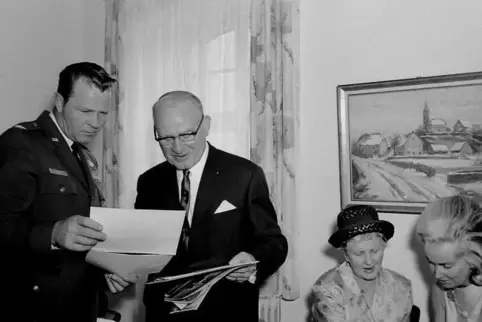 Ein Foto aus der Schau zeigt die Verabschiedung von Colonel William Thomas Douthwaite und dessen Ehefrau durch den Ramsteiner Bü