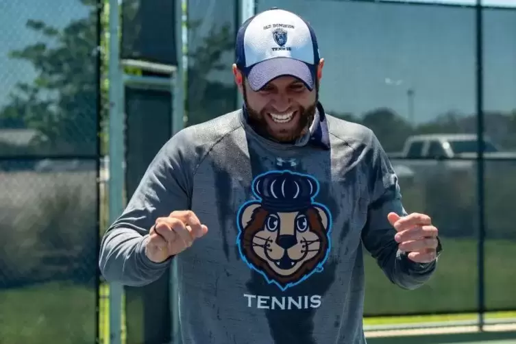 Headcoach Dominik M&uuml;ller feiert die Tennis-Meisterschaft mit der Baylor Universit&auml;t Foto: ODU Athletics