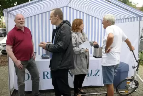 RHEINPFALZ-Mitarbeiter Markus Müller (zweiter von links) im Gespräch mit Karl-Heinz Wimmer, Erich Jotter (rechts) beklagt sich b