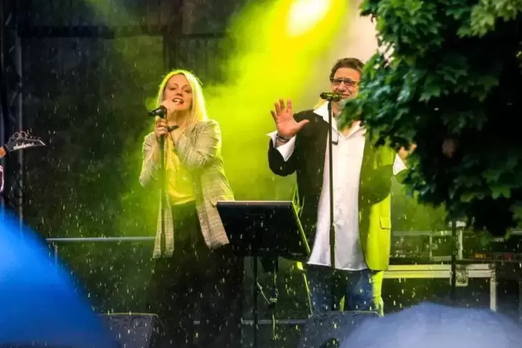 Da Vinci mit (von links) Sandra Seiler (links) und Giovanni Burgio, ließ sich vom Regen nicht die gute Laune verderben. Foto: th
