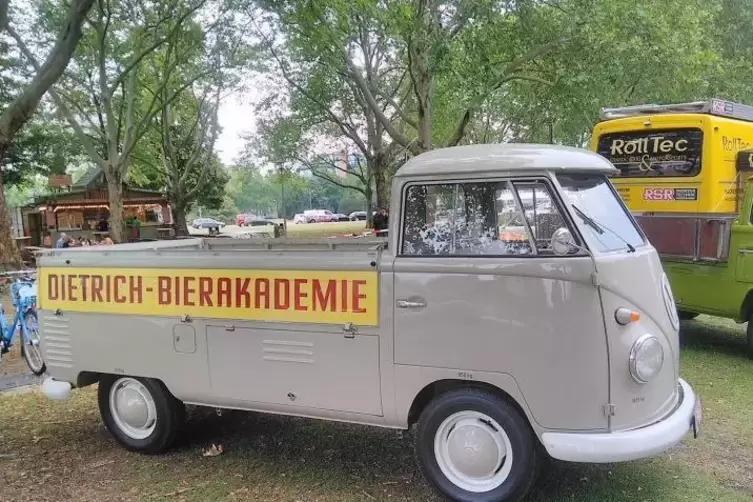 Wiedersehen: Auch der alte Lieferwagen der Ludwigshafener Dietrich-Bierakademie ist derzeit in Mannheim zu sehen. Foto: env
