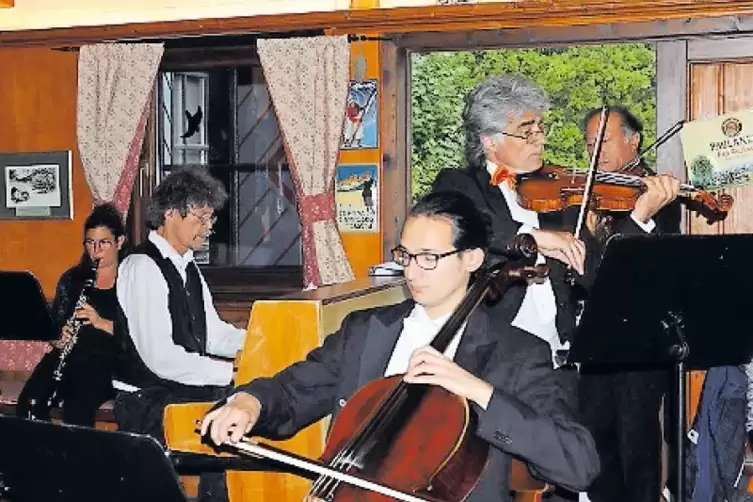 Das Konzert fand wegen des Regens tels in der Wirtschaft statt.
