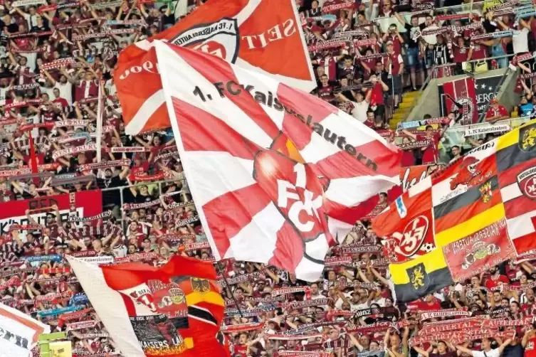 Viele namhafte Vereine beleben die Dritte Liga. Der 1. FC Kaiserslautern mit seiner Westkurve ist dafür das allerbeste Beispiel.