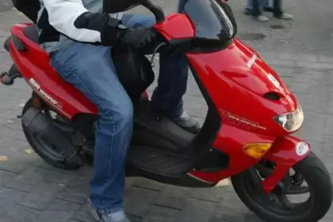 Bei dem Unfall mit dem Motorroller entstand am Auto ein Schaden von mehreren Tausend Euro. Das Foto zeigt einen anderen Motorrol