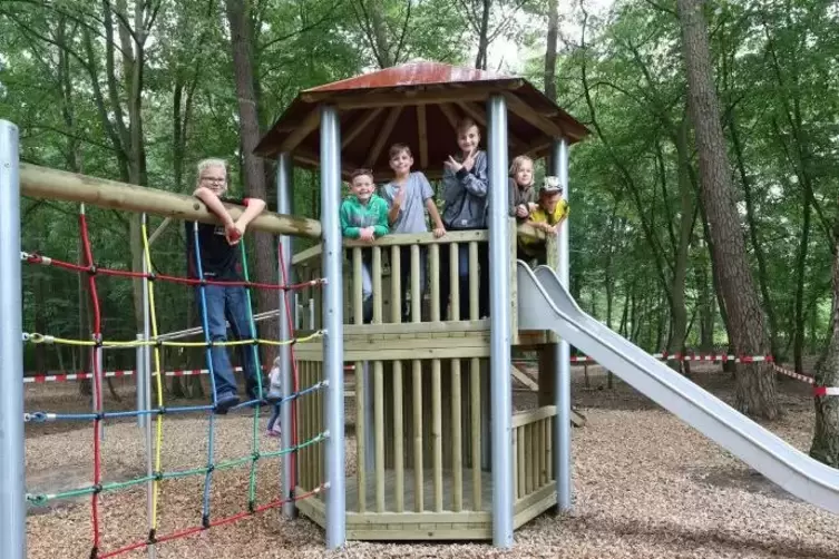 Die Kinder haben den neuen Spielturm gleich auf Herzen und Nieren getestet und für gut befunden.  Foto: Lenz