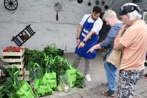 Frisches und gesundes Grün aus der Tasche: eines von vielen Angeboten auf dem Bauernmarkt.  Foto: KUNZ