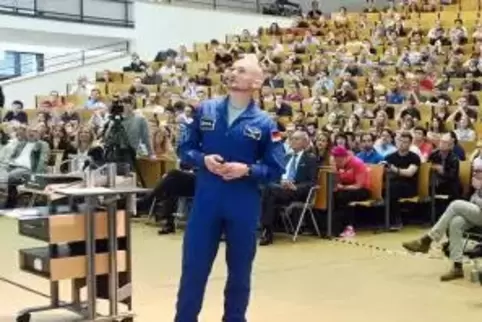 Blick zu den Sternen: Astronaut Alexander Gerst bei seinem Vortrag am KIT. Gerst hat 2003 sein Diplom in Geophysik an der Univer
