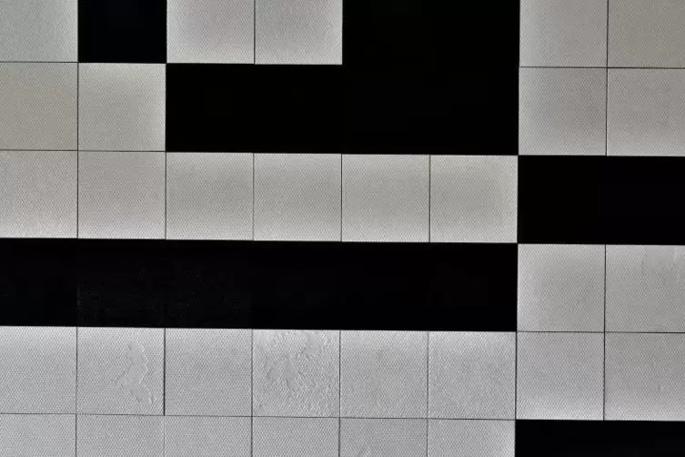 Die Reihenfolge der schwarzen und weißen Quadrate in Roland Gätzschmanns Werk ist nicht beliebig, sondern folgt einem Zahlenmust