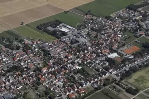 Im 13. Jahrhundert in Ober- und Niederlustadt getrennt und vor 50 Jahren wiedervereinigt: Lustadt.  Luftbild: Sandbiller