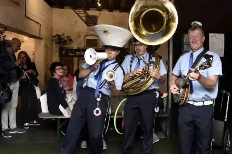 Wo immer die Jazzpolizei, eine Marching Band in Triobesetzung, auftauchte, gab’s ordentlich was auf die Ohren. Foto: BOLTE