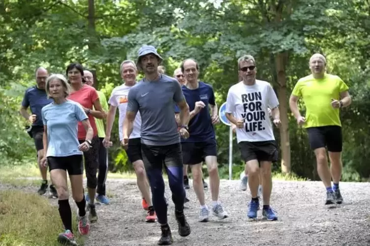 Beim Start: Die Läufergruppe, angeführt von Redaktionsleiter Steffen Gierescher (mit Hut).  Foto: KUNZ
