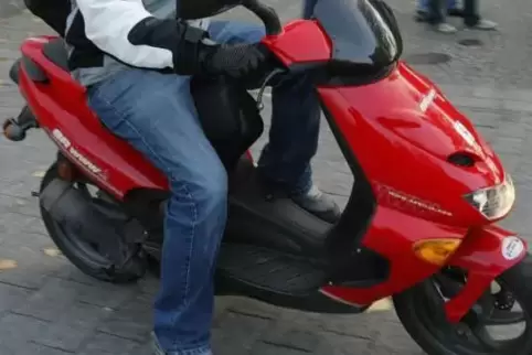 Bei dem Unfall mit dem Motorroller entstand am Auto ein Schaden von mehreren Tausend Euro. Das Foto zeigt einen anderen Motorrol