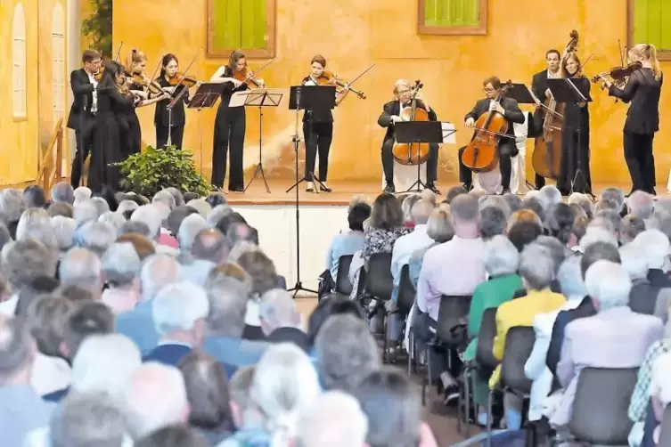 Etwa 400 Zuhörer waren beim Konzert des Mendelssohn Kammerorchester Leipzigs im Wachenheimer Weingut Bürklin-Wolf.