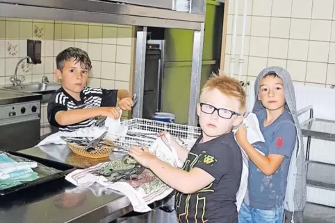 Auch Arbeit gehörte zum Vergnügen: Küchendienst war nach dem gemeinsamen Essen angesagt. Lennard, Joshua und Tim (von links) pac