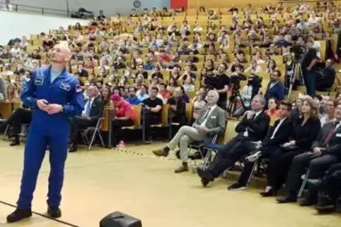 Blick zu den Sternen: Astronaut Alexander Gerst bei seinem Vortrag am Kit. Gerst hat 2003 sein Diplom in Geophysik an der Univer