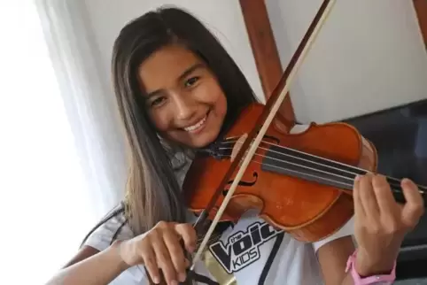 Nazanin Khawari hat ein musikalisches Talent. Sie spielt Geige, weitere Instrumente sollen folgen. Foto: van