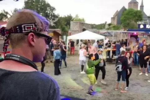 Mit Blick auf die Oberburg steht DJ Patrick Jacobi, der die Veranstaltung organisiert hat, hier am Mischpult. Foto: Sayer