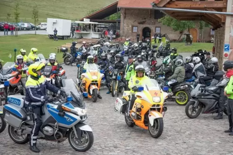 Die Teilnehmer des DRK-Treffens brechen vom Heckenaschbacherhof aus zu einer Ausfahrt auf.  Foto: Moschel