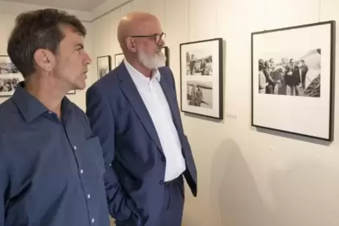 Werfen einen Blick auf die Geschichte: Docu-Center-Leiter Michael Geib (rechts) und Stefan Layes von der Verbandsgemeinde. Foto: