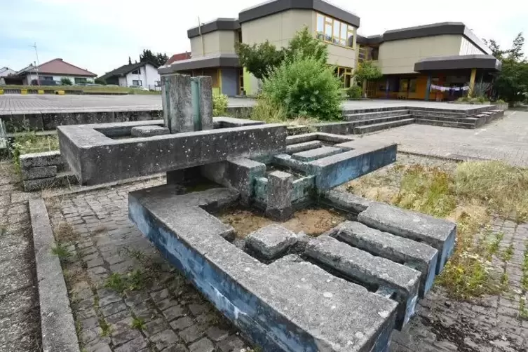 Wird zurückgebaut: die Brunnenanlage auf dem Schulhof der Realschule plus in Lingenfeld.  Foto: Lenz
