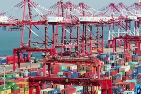 Chinas Außenhandel schwächelt. Unser Bild zeigt den Hafen der ostchinesischen Metropole Qingdao. Foto: dpa