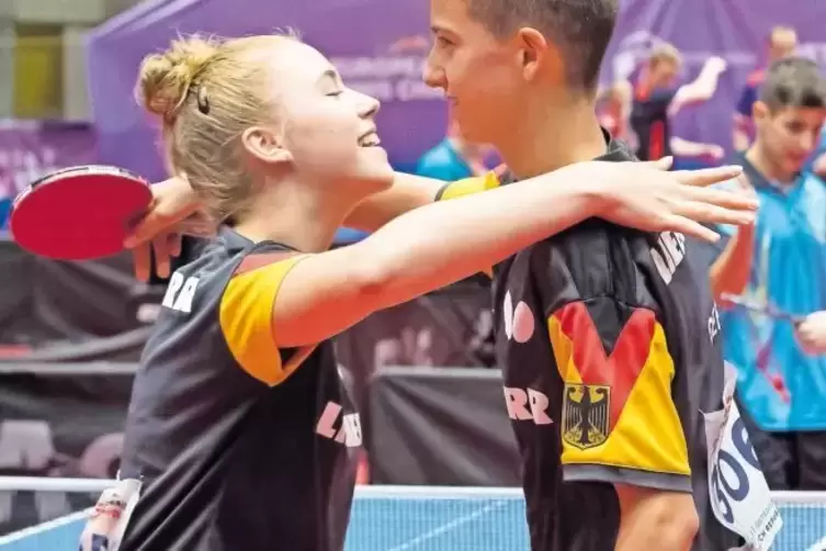 Freuen sich über den Sieg im Viertelfinale und die Medaille: Felix Köhler und Naomi Pranjkovic.