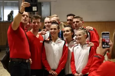 Posieren für ein Video (von links): Kai Vorberg, Norka-Longenführer Patric Looser, Jannik Heiland, Rebecca Verlage, Gianna Ronca